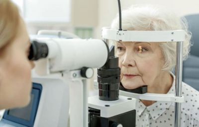 Is it better to see an optometrist or ophthalmologist for dry eye