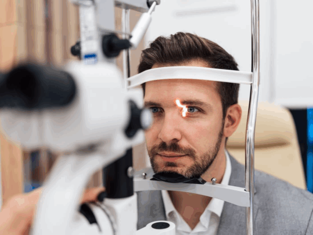 Is it better to go to an optometrist or ophthalmologist?