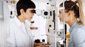 Is it better to see an optometrist or ophthalmologist for dry eye