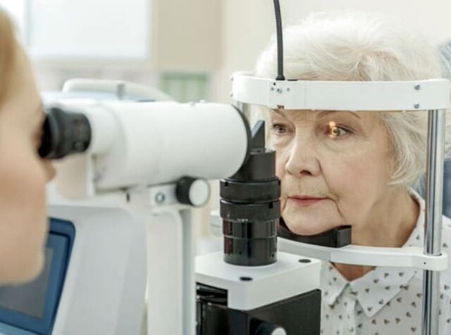 Is it better to see an optometrist or ophthalmologist for dry eye?