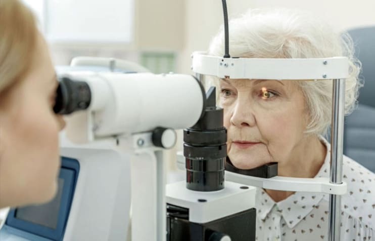 What are the first signs of macular degeneration?