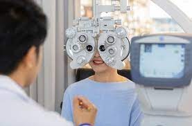 Should I See an Optometrist or Ophthalmologist for Floaters?