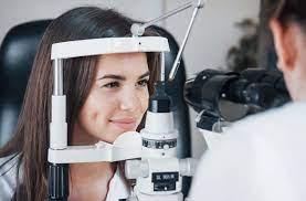 Is it better to go to an optometrist or ophthalmologist?